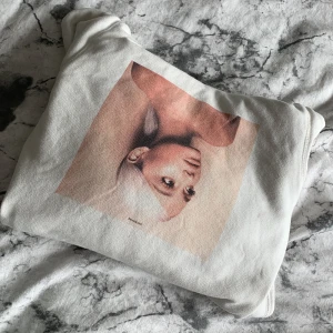 Vit Hoodie med Ariana grande på - Hejj,säljer min Ariana grande Hoodie eftersom den är förliten använd fåtal gånger💗 skriv för fler bilder