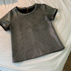 Festtopp  - Den trendiga glittriga festtoppen från only till salu! Assnygg att styla till t.ex ett par lågmidjade jeans! 