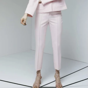 Rosa kostymbyxor  - Rosa kostymbyxor i storlek M. Aldrig använda. Prislapp finns kvar. Säljer oxkså kavaj som passar ihop med byxorna.