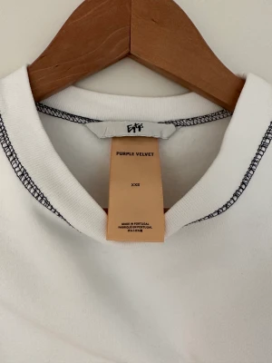 Eytys Purple Velvet Lennox - Otrolig sweatshirt i en boxigare passform från Eytys. Storlek XXS men stooor så passar upp till S/36.  Jag står för frakten!  Inköpt för 1400kr