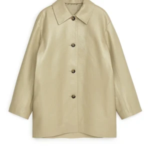 Arket Läder Coat - En underbar Leather coat från Arket! Sparsamt använd, kontakta mig för fler bilder! Jag står för frakten<33 Dyyyr i inköp (5000kr) men pruta om nåt känns galet. 