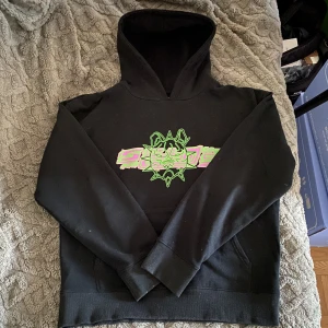 Seams hoodie - En hoodie från det svenska märket seams, kända för sina silversmycken. Detta är deras första klädrelease, första plagget de producerade och sålde utöver deras smycken. Tyvärr använder jag den inte längre.