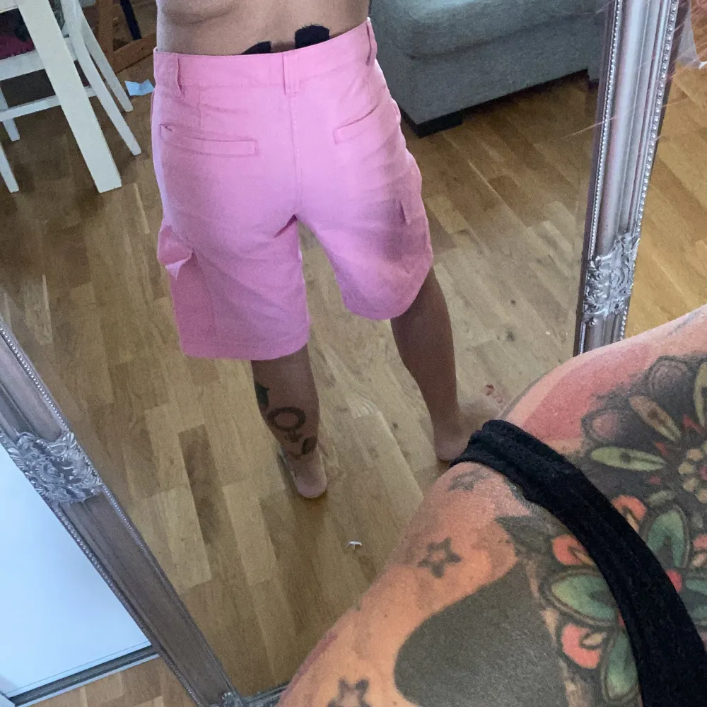 Svin snygga rosa shorts, riktigt tuggummi rosa! Lite skate look på. Sitter snyggt över baken! Hinner inte använda dom så mycket som ja vill! L.O.G.G herr 30. Funkar till båda helt klart! Ja är normalt 38 på Hm. . Shorts.