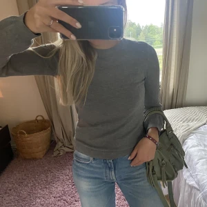 Grå stickad tröja - Finstickad tröja i grått! Perfekt basplagg!!