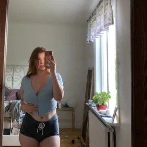 Fin blå topp  - Inga skador eller defekter strechig vilket är toppen för mig med lite större byst men den har krympt lite på mig så måste tyvärr sälja 