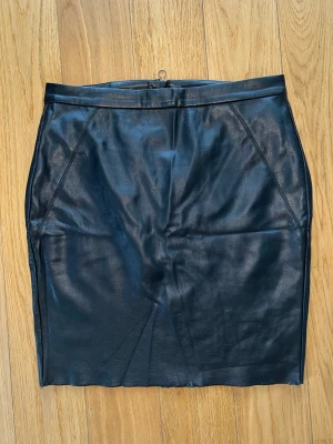 Skinnkjol - Snygg skinnkjol, slutar ovanför knät  Liten i storlek 