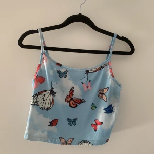 Linne med fjärilar  - Kort linne från SHEIN. Storlek S.