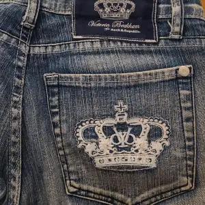 Detta är ett par jeans från victoria beckham rätt så bra skick väldigt fina är för stora det är antagligen till att jag säljer de skulle vara glad om någon vill köpa de av mig jag köpte de för 1800 kr.