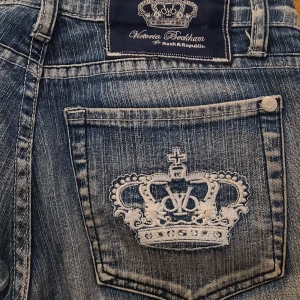 Ett par as snygga victoria beckham jeans det e snygga och värda priset jag önskade att de var i min storlek  - Detta är ett par jeans från victoria beckham rätt så bra skick väldigt fina är för stora det är antagligen till att jag säljer de skulle vara glad om någon vill köpa de av mig jag köpte de för 1800 kr.