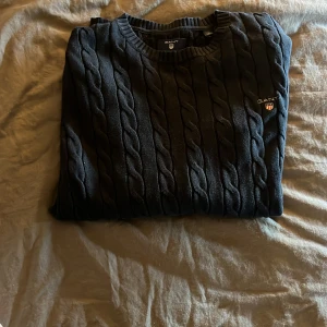 Gant sweatshirt  - Mörkblå GANT sweatshirt i bra begagnat skick! Ordinarie pris 1200kr Säljer för endast 400kr