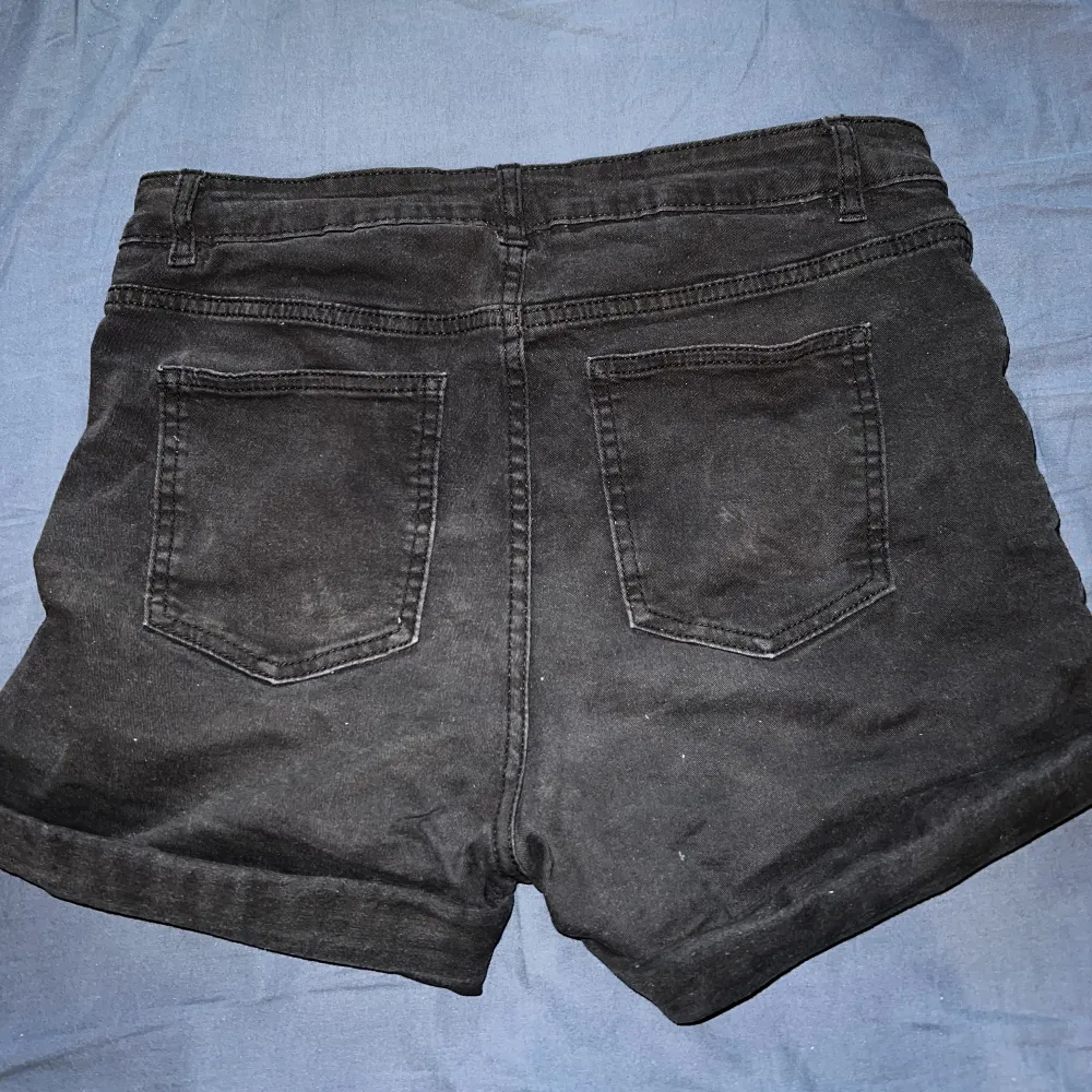 Jeans shorts från H&M . Fint skick lite sliten i färgen storlek M . Shorts.