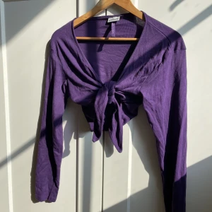 Lila kofta - Lila kofta/topp, står ingen storlek men skulle uppskatta 36/38