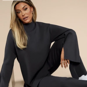 Set med byxa och tröja  - Det från Bianca Ingrossos kollektion med Nelly.  