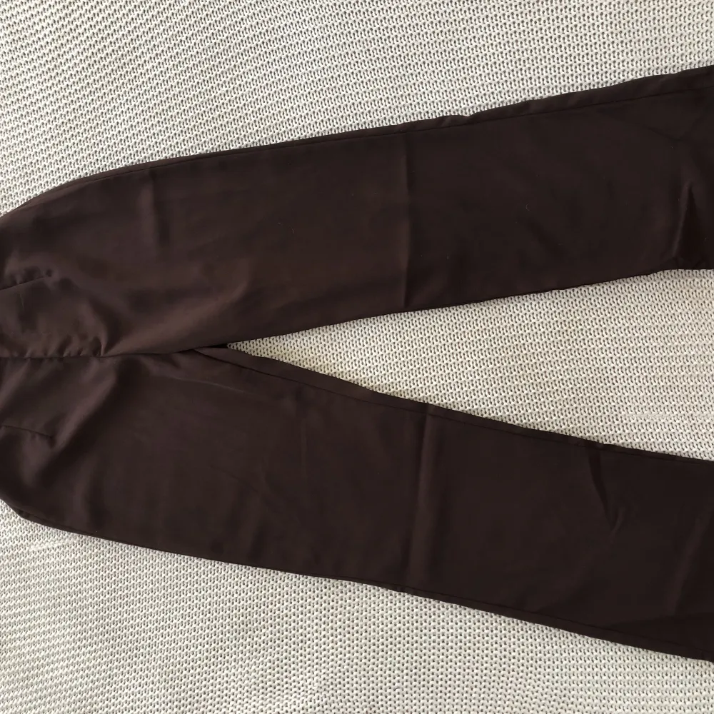 Bruna kostymbyxor, inte använda mer än 1 gång och har inga defekter,som nya!. Jeans & Byxor.