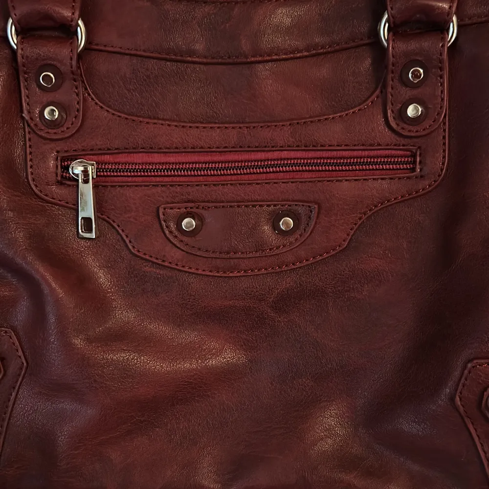 🤍 säljer fin läderväska då den inte riktigt passar min stil längre!  🖤 superfin färg, maroon/burgundy ish 🖤 använd max 2 gånger 🖤 inga defekter, väldigt bra material 🖤 inget märke på den, köpt på en bazar utomlands! ‼️köparen står för frakten!. Väskor.