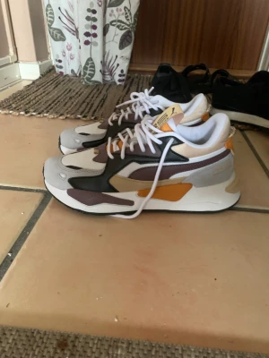 Puma damskor  - Säljer dessa ursnygga puma skor 39. Då jag har smal fot tryckte den lite så därför säljer men så snygga. Använda en gång 