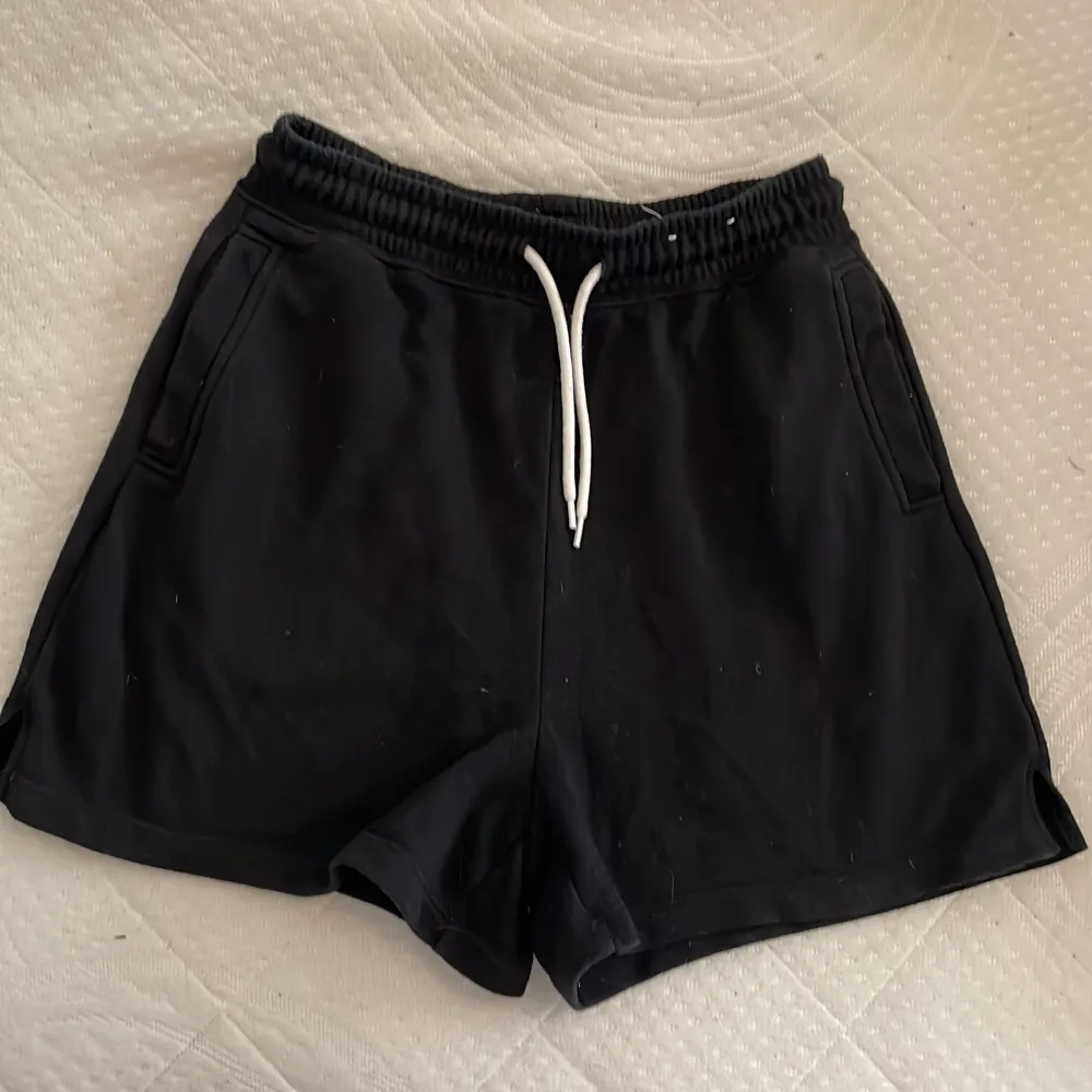 Svarta mjukisshorts, storlek xs, Frakt tillkommer 🙌 Paketpris är möjligt. Kolla in andra kläder i profilen så fixar vi en super deal 🥰. Shorts.