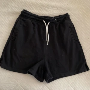 Mjukisshorts  - Svarta mjukisshorts, storlek xs, Frakt tillkommer 🙌 Paketpris är möjligt. Kolla in andra kläder i profilen så fixar vi en super deal 🥰