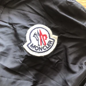 Moncler påse - Det är en Moncler påse fick med den när jag köpte min jacka, lite kul att ha en Moncler påse Kanse😃 Skick 8/10