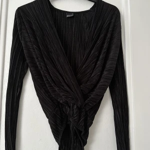 Body - Glansig ribbad body från bikbok, storlek S. Aldrig använd