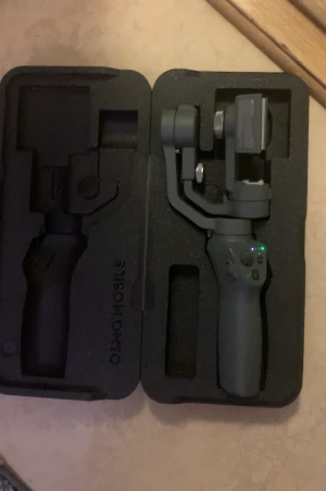 Gimbal smartphone  - Helt ny i förpackning  Laddare och fodral skydd inkluderad  Köptes för 1200 kr  Säljes för 900 kr  Möts endast upp i Malmö.  För mer info,  Pm !! 