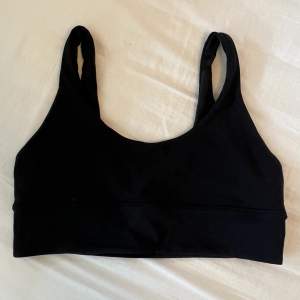 Lululemon allign bra. Size 12. One side is black the other is black camouflage. Removed tags but never worn. Perfect condition. Original price 600kr. Asking 220kr
