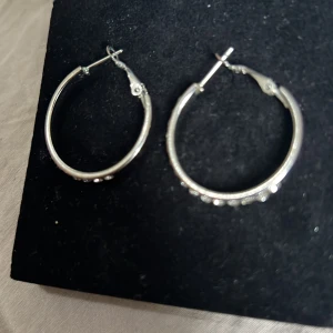 Silvriga örhänge  - Har aldrig använt, bara tagits ut ur paketen. Simple men också perfekt för att gå ut 💕