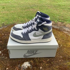 Jordan 1 COJP Midnight Navy - Säljer nu mina fina Jordans i bra skick ( inga flaws) skorna är storlek 42,5 och OG BOX medföljer. Tveka inte på att skicka ifall ni har frågor eller liknande.  Nypris: ca 3500kr  Mitt pris: 999