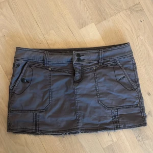 Cool lågmidjad kjol (: - För frågor om mått och bild på skicka ett meddelande (:  Kan tänkas att sänka pris vid snabbt köp (: