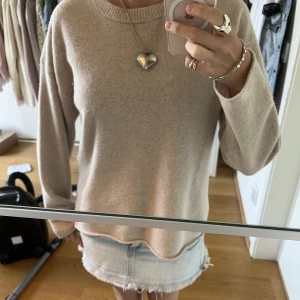 Filippa K ulltröja - En beige 100% ull tröja från Filippa K, superfin men med ett litet hål på vänstra ärmen ❤️ Nypris 1500kr. Älskar den här tröjan så är osäker men säljer vid 750 + frakt 