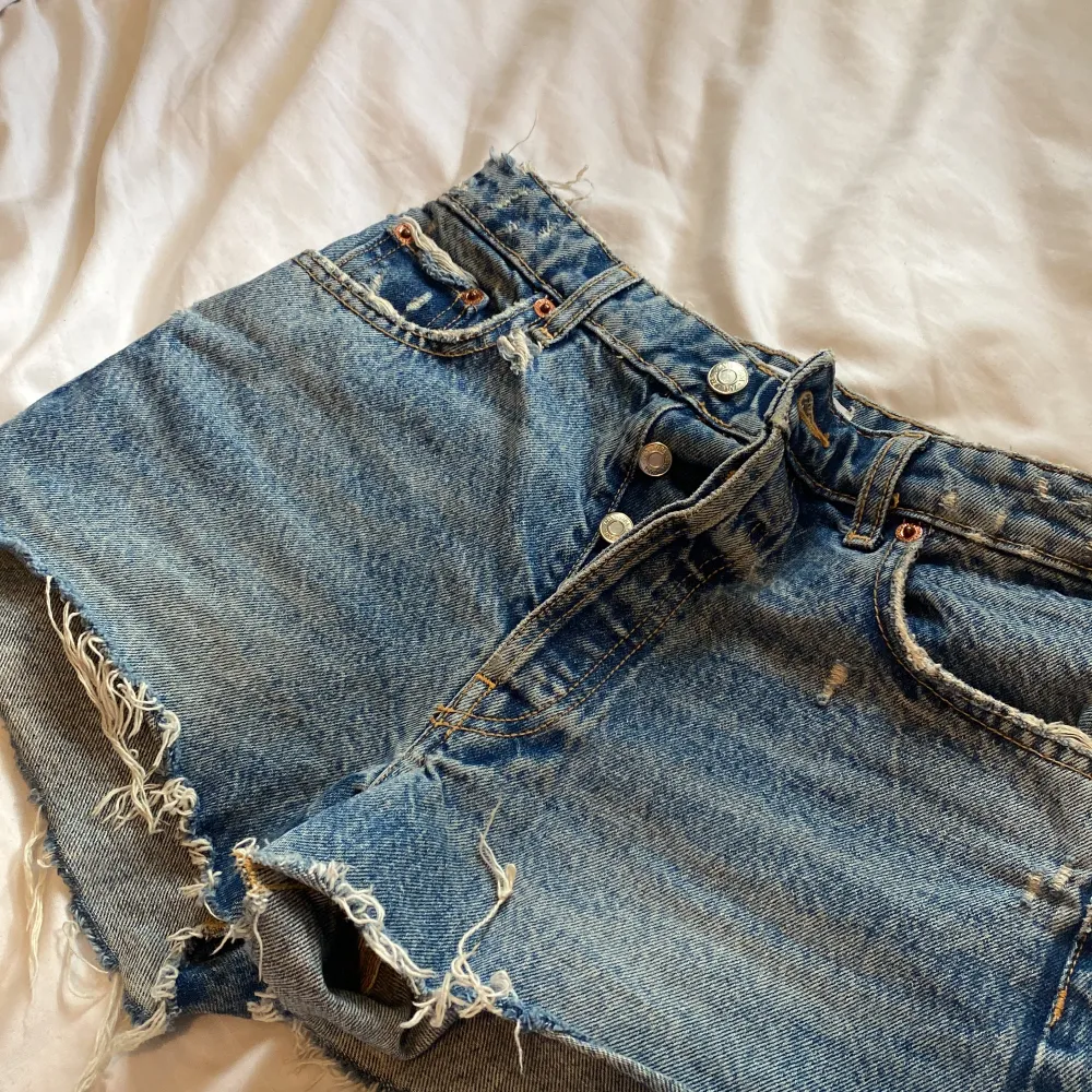 Fina jeansshort från zara Säljer dom eftersom dom inte används längre och för dom blivit försmå Knappt använda så fint skick. Shorts.