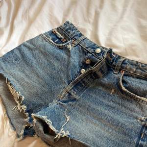 Fina jeansshort från zara Säljer dom eftersom dom inte används längre och för dom blivit försmå Knappt använda så fint skick