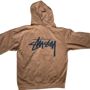 Our Legacy x Stüssy hoodie   - Our legacy workshop x stussy hoodie i storlek L, köpt på Ettresex i Stockholm. Använd fåtal gånger och har några små defekter (fråga för bilder)