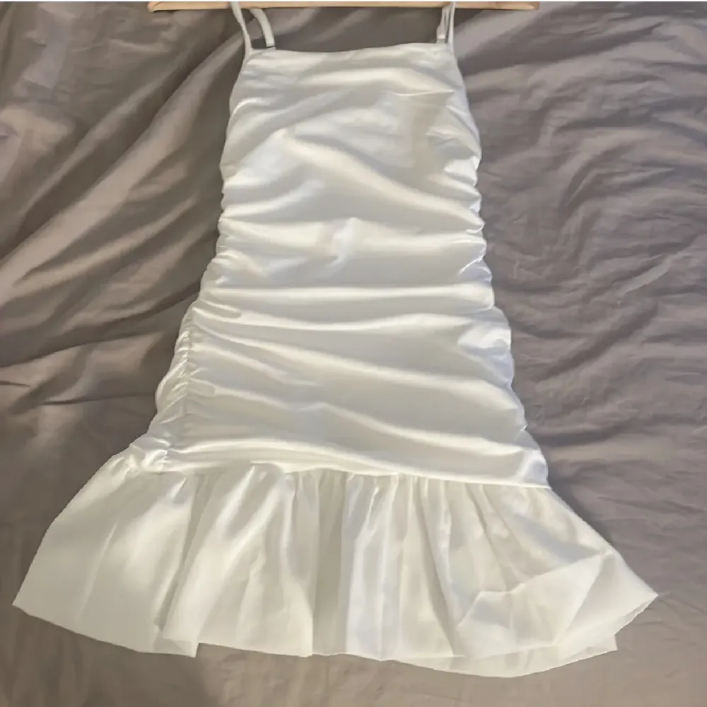 En superfin klänning från SHEIN! Aldrig använd och i stretchigt material. Köpt för: 179kr materialet är tjockt och hög kvalitet! Den är inte jätte liten i storleken men inte heller stor.. Klänningar.