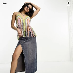 Färgglad topp - Det här är en färgglad och passande topp till fest och även till chilla sommarkvällar. Enkel att reglera knyten och helt ny precis ur paketet. Aldrig använd.