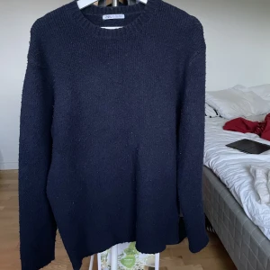 Stickad Zara Tröja - Tja, säljer denna super snygga och sköna Zara tröjan. Stickat material i färgen marinblå/mörkblå. Storlek Large. Säljes då den tyvärr blivit för liten för mig. Kanske inte rätt årstid så priset är satt därefter.