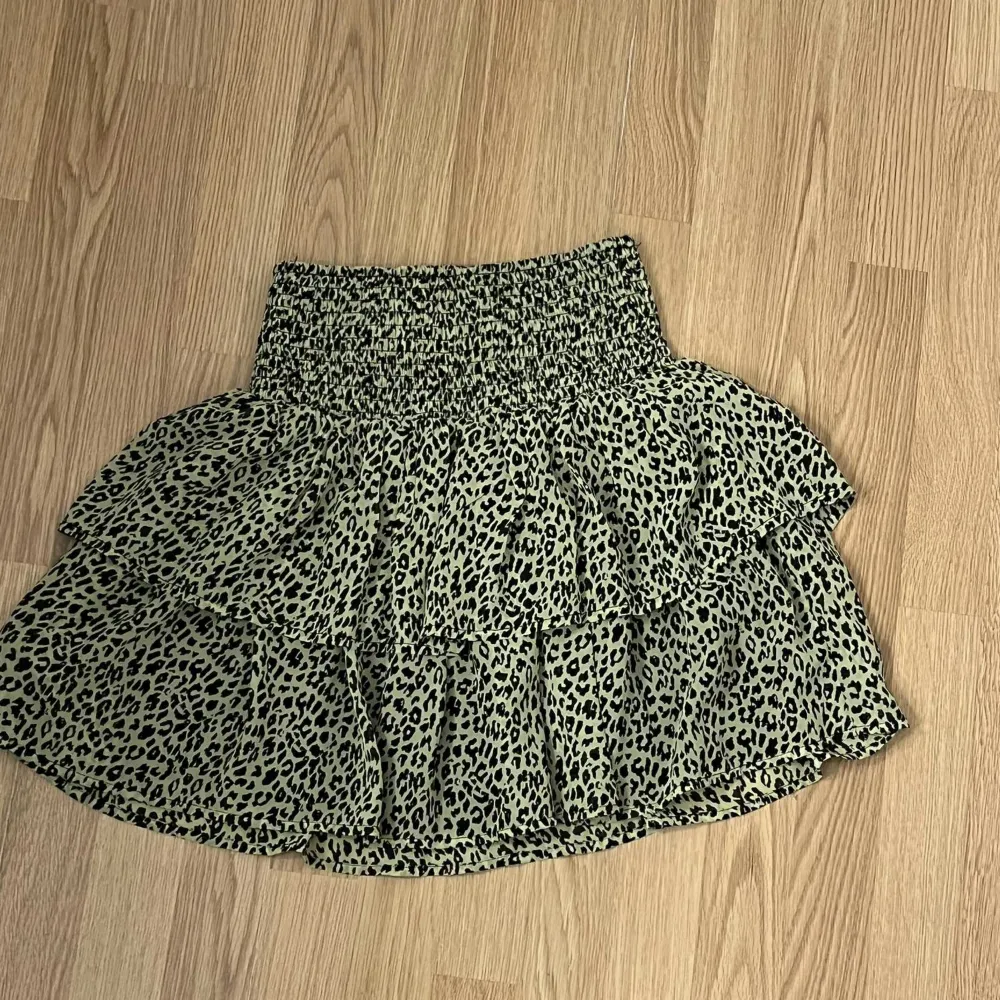 Jättefin kjol från Kappahl i barnstorlek 170 vilket motsvarar xs. Kan också bäras av någon som bär s då den är stretch. Använd 1 gång. Grön/svartmönstrad. Pris kan diskuteras. Kjolar.