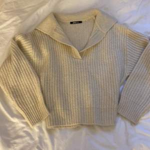 Stickad tröja från Ginatricot i modellen Lottie knitted sweater💕 Är i nyskick använd endast en gång, säljer pga använder aldrig💕 Nypris 359kr 