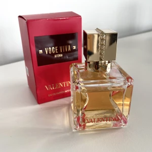 Valentino Voce Viva Intense Parfym - 50 ml. Använd få gånger (se bild).  Säljer pga inte rätt doft för mig. Ordinarie pris: 1120kr