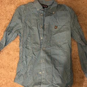 Skjorta - En ljusblå rutig Lyle & Scott skjorta i mycket bra skick! (Nypris 499)🩵