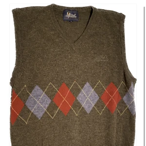 stickad väst  - oanvänd och fel fri. hittade denna i min garderob pris går att diskutera