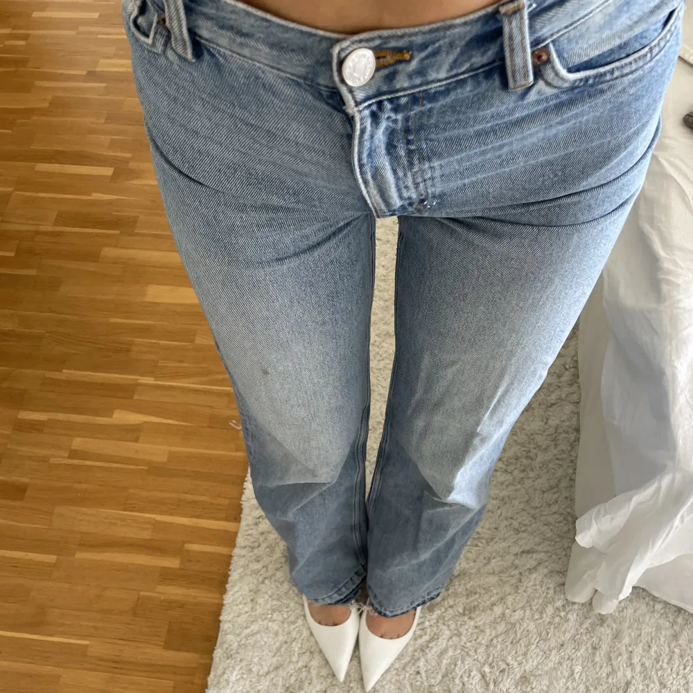 Monki jeans - Yoko  Väl använda med en fläck på benet som syns på bild 2, därav nedsatt pris!  Nypris 400 kronor . Jeans & Byxor.