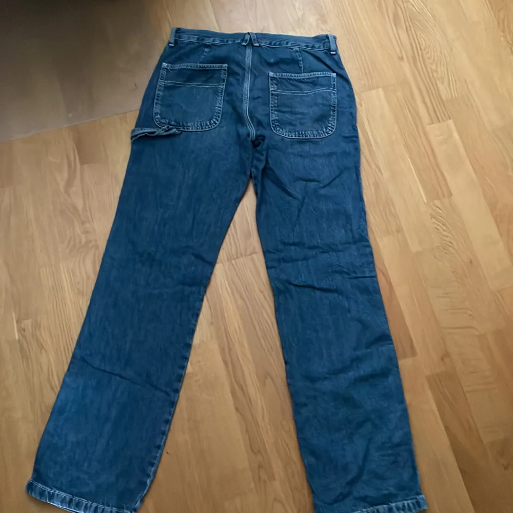 Ett par jeans från Zara. Knappt använda, fint skick. Medel/låg  midja. Jag är normalt sätt en storlek 38/M nedtill och dessa sitter lite tajt på låren på mig. Priset går att diskuteras!. Jeans & Byxor.