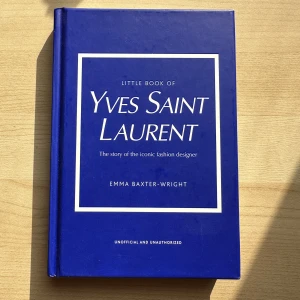 Little Book Of Yves Saint Laurent  - Köpt från Galeries Lafayette i Paris, har vart jätte försiktig med boken och har bara använt den som dekoration. Kanterna på bokomslaget är EJ sabbade heller. OBS: Finns ett par små skråmor på framsidan av bokomslaget men inget man märker