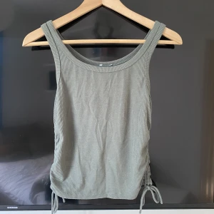 Grönt linne - Grönt ribbat linne, justerbar på sidorna, uppskattar till s💕