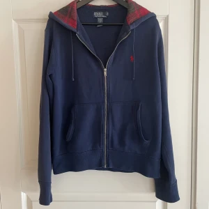 Ralph Lauren Zip Hoodie - Riktigt skön zip hoodie från Ralph Lauren. Skick 8/10: Inga defekter/fläckar, endast tvättats en del.