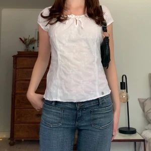 Blus/topp med broderier - Vit topp med små broderade blommor och knytning framtill, från märket Street One! 🎀