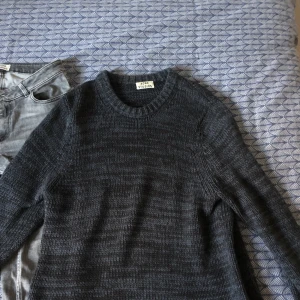 Acne grejer - Acne stickad tröja. Storlek M men större i storleken. 500:-  Acne Jeans  Storlek 30/32 Lagade i grenen hos skräddare annars helt perfekt skick. Är ej så vida men är en töjbar modell.  250:-