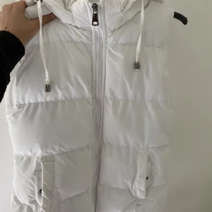 Vit väst  - Hej alla fina . Jag säljer min vita väst som är köpt från yeslondon för 700kr men säljs för 400kr . 