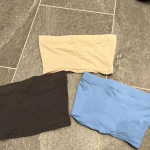 Små tubtoppar  - Små tubtoppar från Hm i storlek Xs! Har även en svart likadan som ligger i tvätten just nu, men ingår också! Köp alla 4 toppar för 50kr eller en för 15kr!